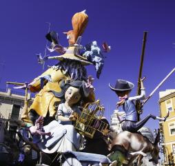 В Испании в течение года проходят множество фестивалей и праздников, например, парад гигантских кукол Фальяс