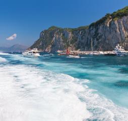 Летом Италия популярна пляжным отдыхом и распродажами