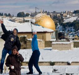 Когда в Эйлате наслаждаются пляжным отдыхом, в Иерусалиме можно поиграть в снежки, правда редко!