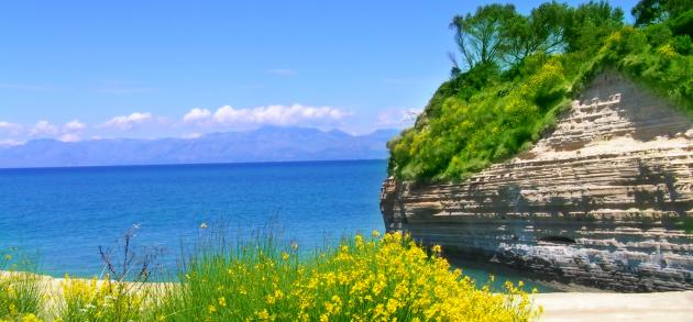 Корфу в мае - это время, когда цветущий остров принадлежит почти только вам!