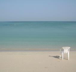 В сильную жару в ОАЭ летом пляжи частенько пустуют