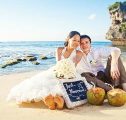 Лето на Бали - свадебная пора, церемоний бракосочетания очень много, постарайтесь заказать услуги организатора за полгода до предполагаемой Вами даты 