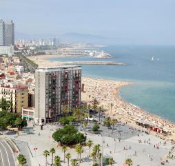 Температура воды в Средиземном море у берегов Барселоны достаточно прогревается лишь в первой половине июня
