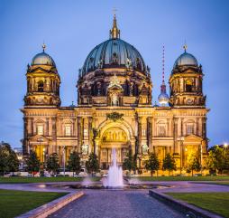 В Берлине множество архитектурных и исторических памятников, осматривать которые летом приезжают тысячи людей, если есть возможность, отложите посещение города до начала осени или поздней весны