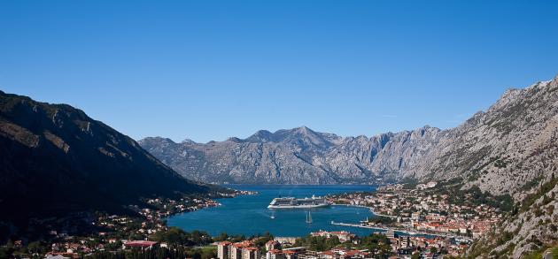 Черногория - невероятно красивая страна с живописными морскими курортами, туристический сезон на которых длится около 7 месяцев в году