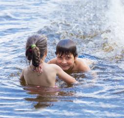 Летом отдых на озере пользуется большой популярностью