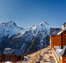 Январь и февраль - пик туристического сезона на Французских Альпах, цены в этот период времени максимальны