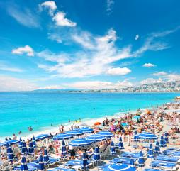 Разгар пляжного сезона на Французской Ривьере приходится на июль и август