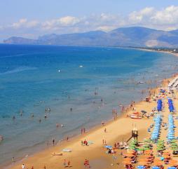 В Италии множество популярных пляжных курортов, как на полуострове так и на островах