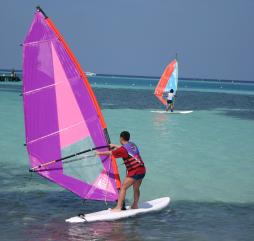 В высокий туристический сезон на Мальдивах можно заняться виндсерфингом