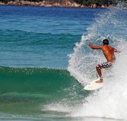 Зимой на Маврикии наблюдаются большие волны, это великолепные условия для занятия серфингом