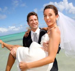С начала осени по начало зимы на острове играется огромное количество свадеб