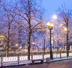 Практически всю зиму в Москве лежит снег, и бывают как морозы, так и оттепели