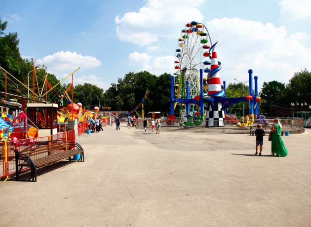 Сокольники -один из немногих парков Москвы, где остались аттракционы