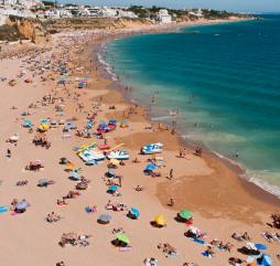 Атлантический океан в Португалии даже в пиковые летние месяцы немного прохладен