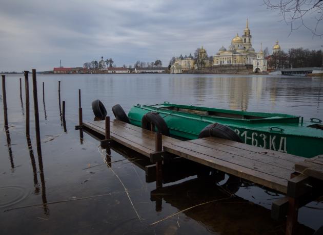 Мужской монастырь на острове Столобный на Селигере, неподалёку от города Осташков (фото flickr / sovraskin)