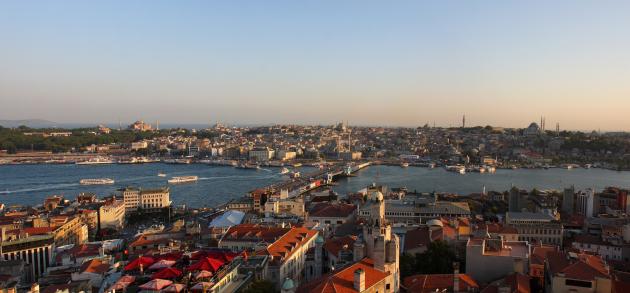 Стамбул - главный порт страны, омывающийся Чёрным и Мраморными морями, -  мощный экономический, торговый, культурный и туристический центр Турции 