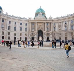 Летом в Вене очень много народу, знакомиться с достопримечательностями столицы лучше всего за неделю до или после майских праздников, в июне или сентябре 